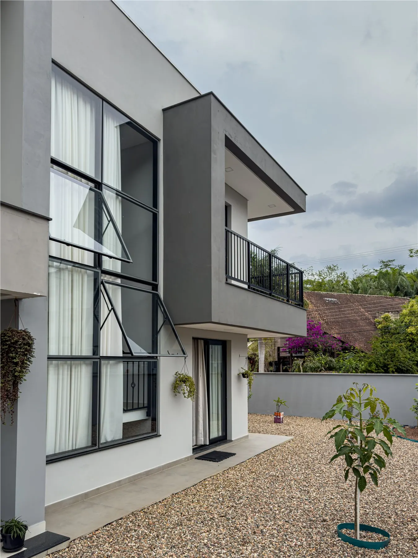 Casa com fachada de vidro e esquadrias — J.André Esquadrias Pomerode SC