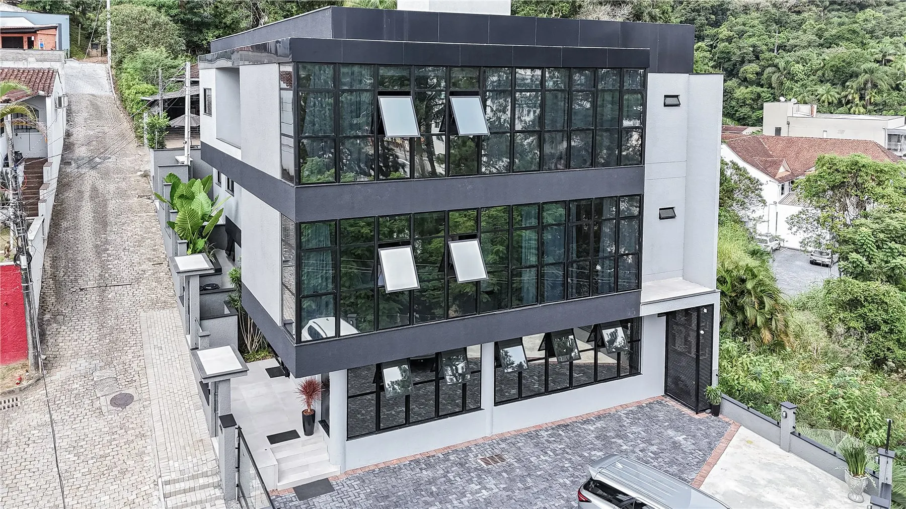 Fachada de vidro empresarial — J.André Esquadrias Pomerode SC
